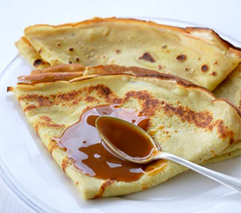 Crêpes roulées nappées avec du caramel maison